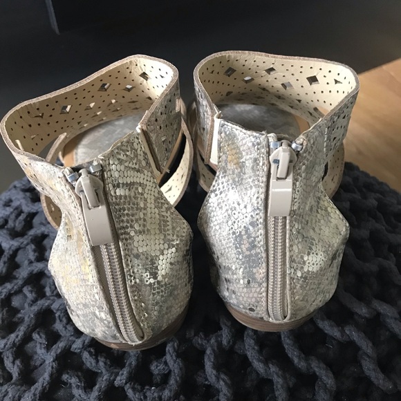 Metallic snake skin pattern sandals - Picture 2 of 6